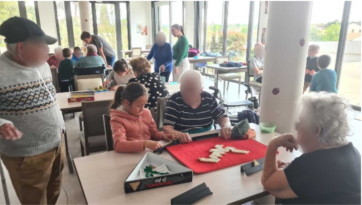 On joue avec les enfants du centre de loisirs !